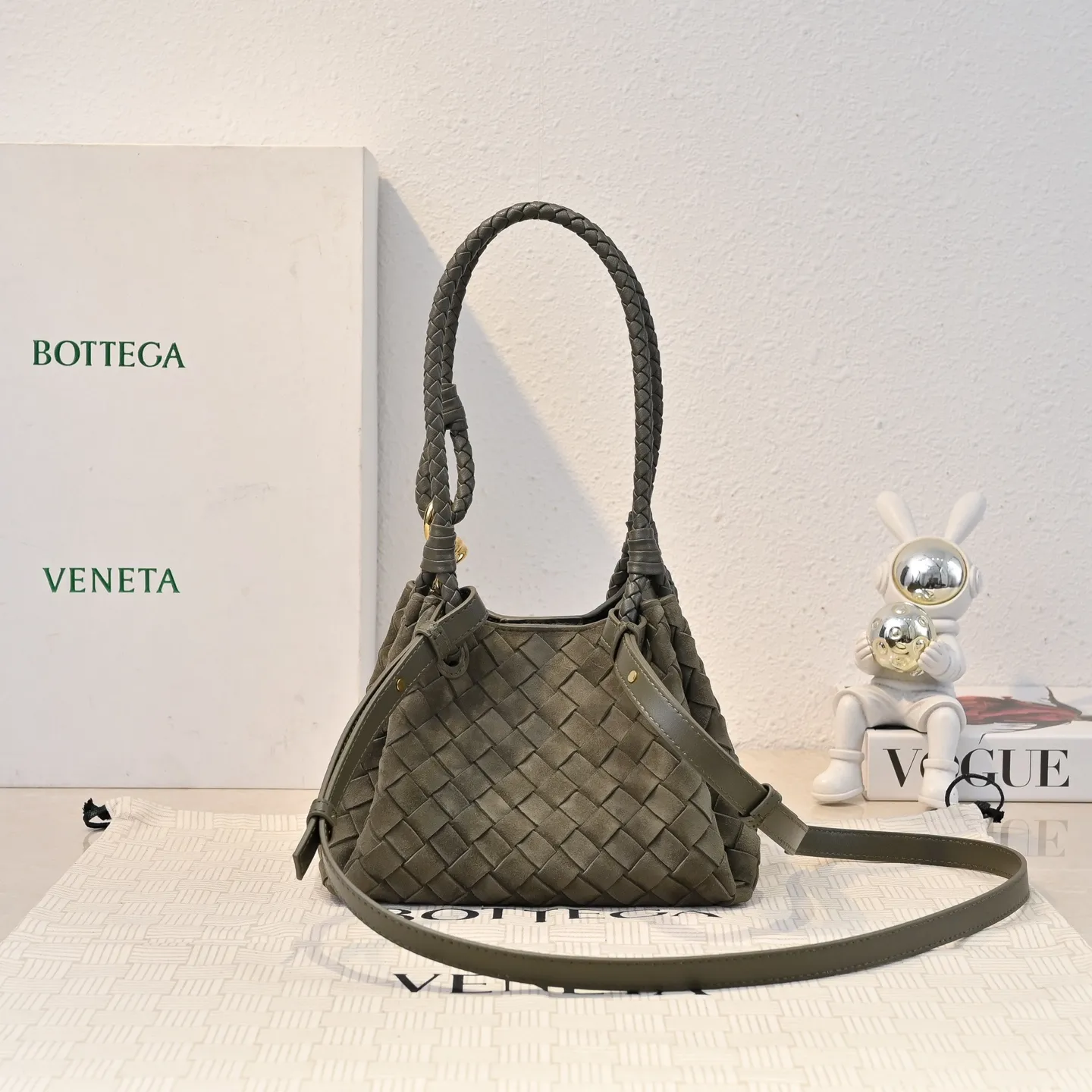 Batch 1760 BV's new intrecciato suede woven leather shoulder bag. It comes with a detachable cross-body strap. It comes with a mini bag inside. The appearance retains the unique design of BV woven. The parachute bag is a bag that makes people excited before seeing the actual thing. The small gold knot embellishment is full of simple and high-end sense to meet your needs in different occasions. Model: 6569 Size: 21X17X16.5cm